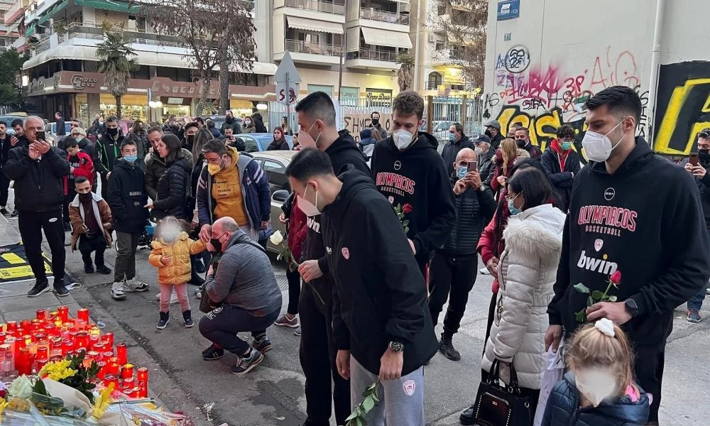 Δολοφονία Άλκη: Αντιπροσωπεία της ΚΑΕ Ολυμπιακός στο σημείο που έχασε τη ζωή του ο 19χρονος